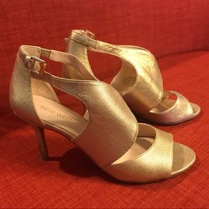 Nine West “Galavan” Gold Heels 🥂